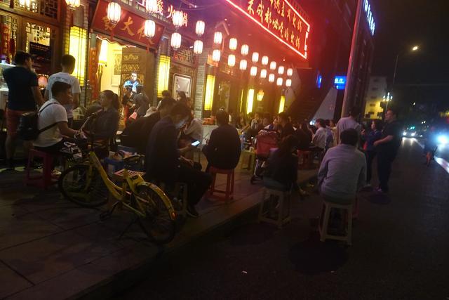 深夜火锅店的跨文化交流，异国风情在夜幕下的味蕾碰撞