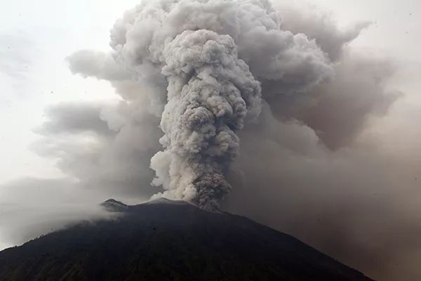 印尼火山喷发后的中国游客滞留危机，挑战与应对之道