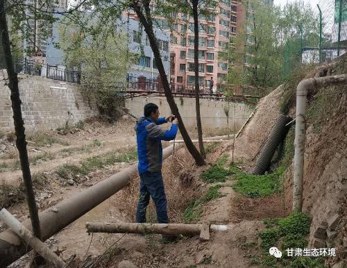 甘肃某地井盖质量堪忧，脆弱易碎引关注