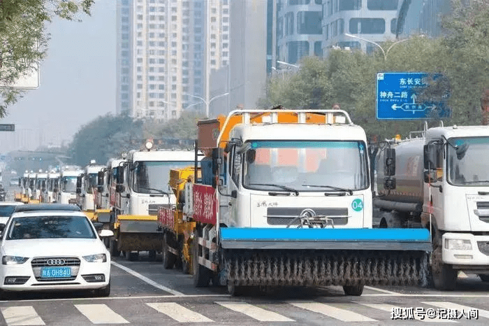 雪中英雄，鹤岗乘客破纪录暴雪中勇敢推公交前行