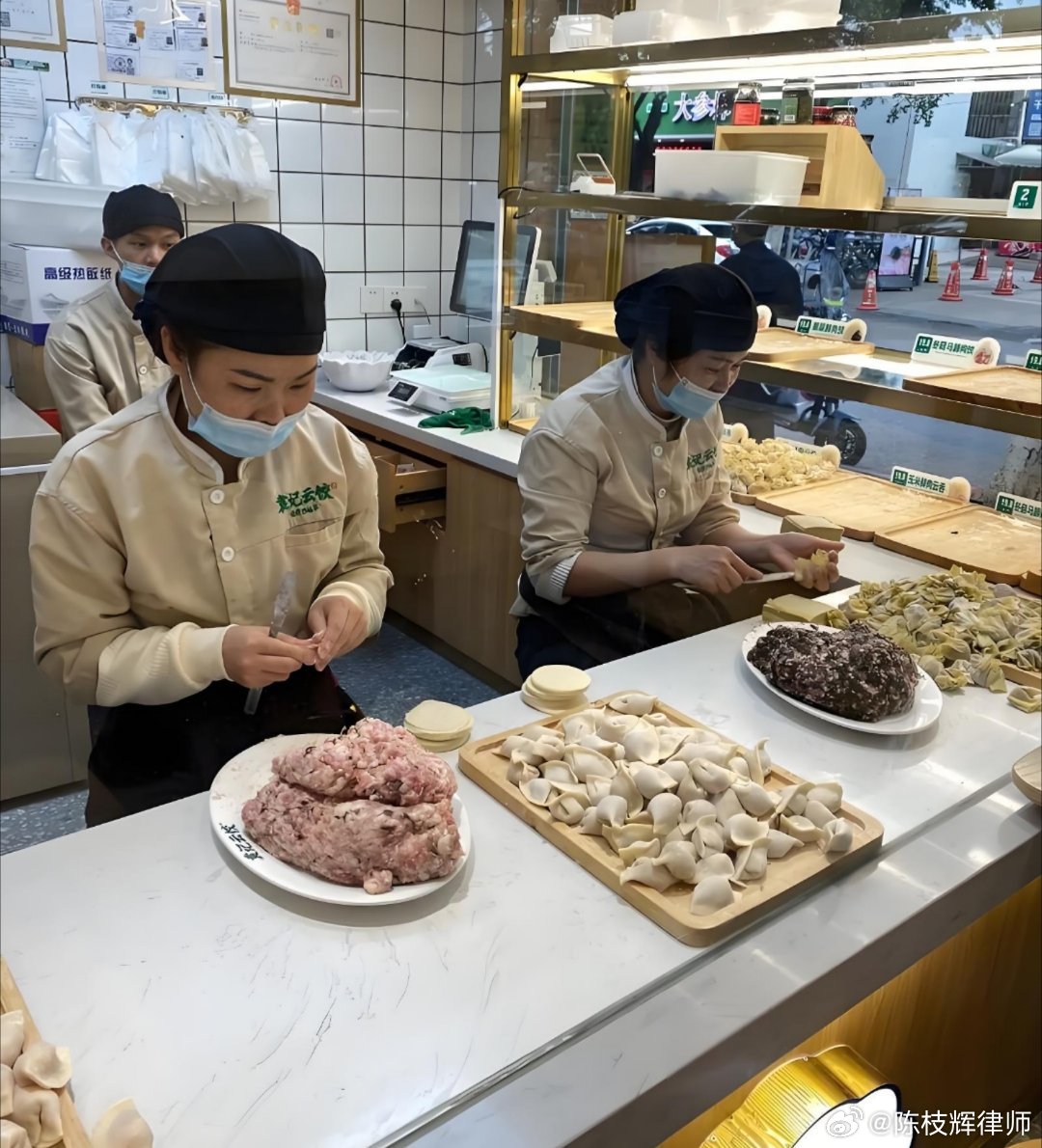 袁记云饺出现意外事件，男子吃出蚯蚓，店家诚意赔偿引发关注