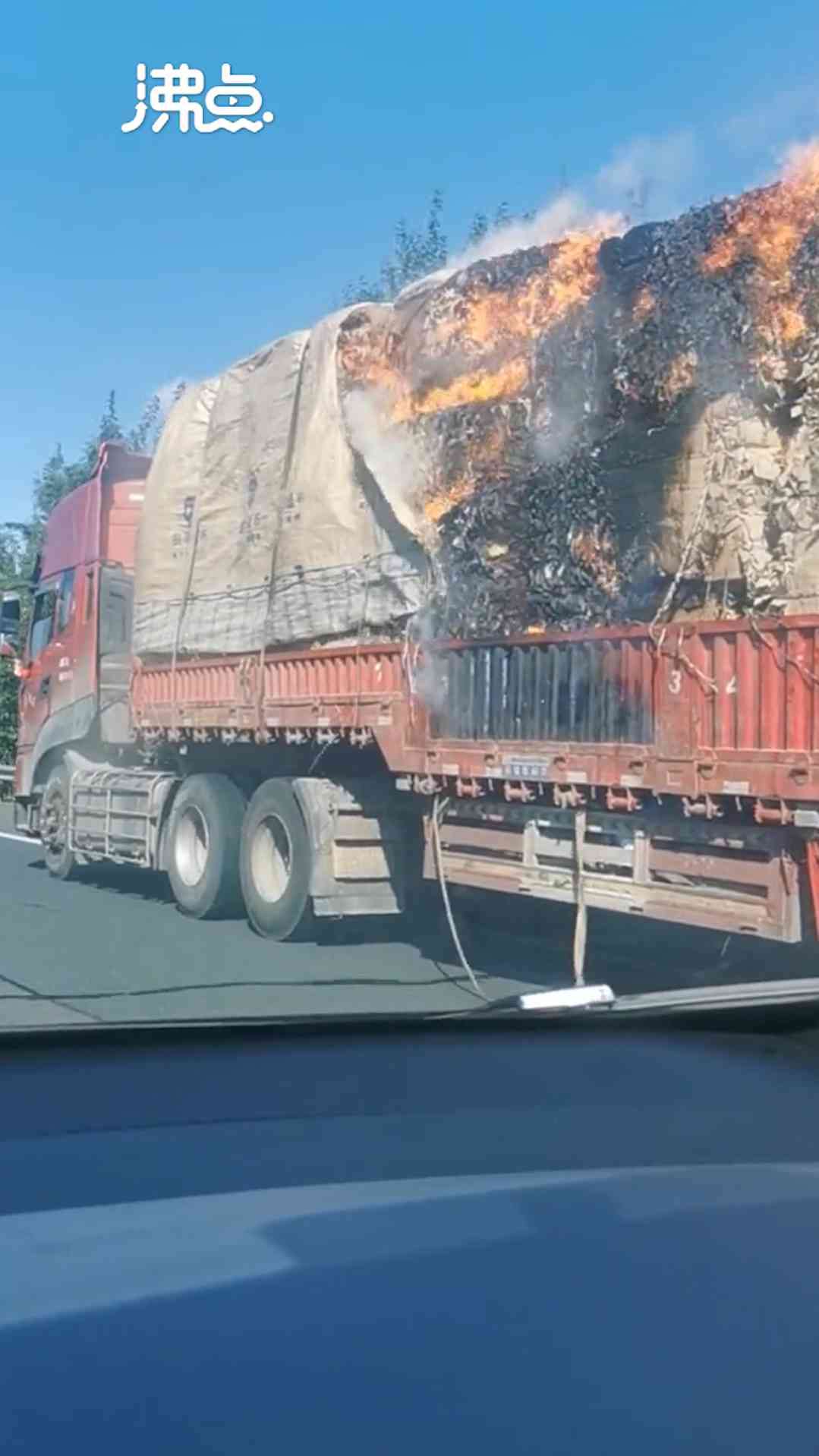 大货车紧急叫停着火小货车，惊险交通事件瞬间化解