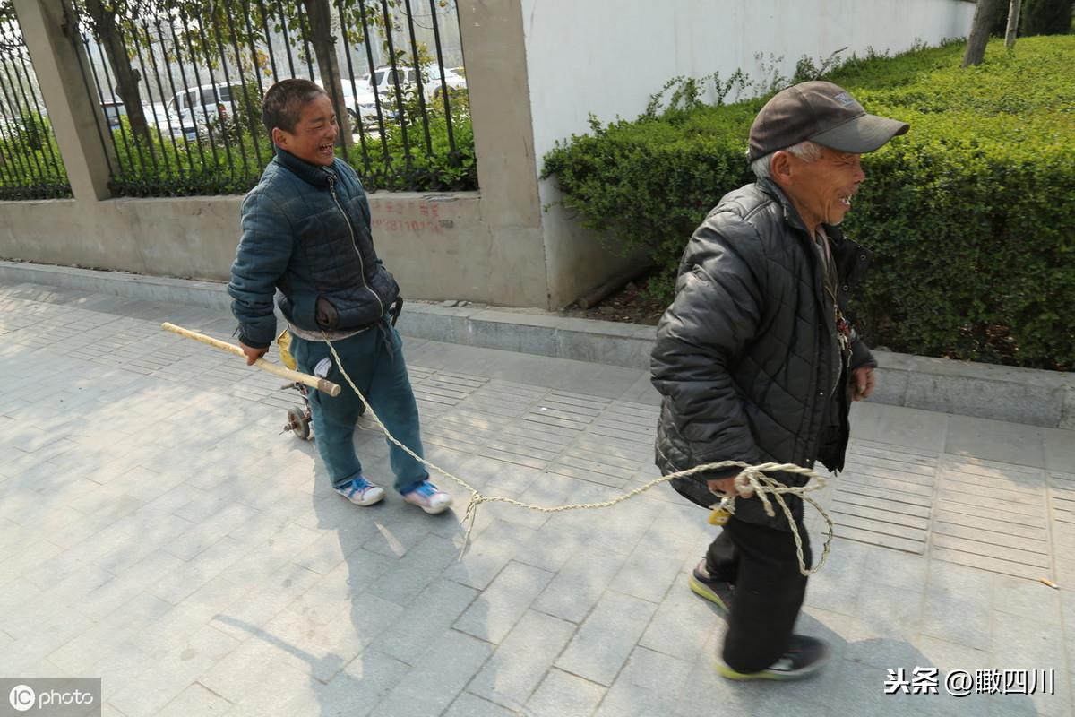 爷孙恋女主现实困境，上门乞讨引发情感风暴与公众关注