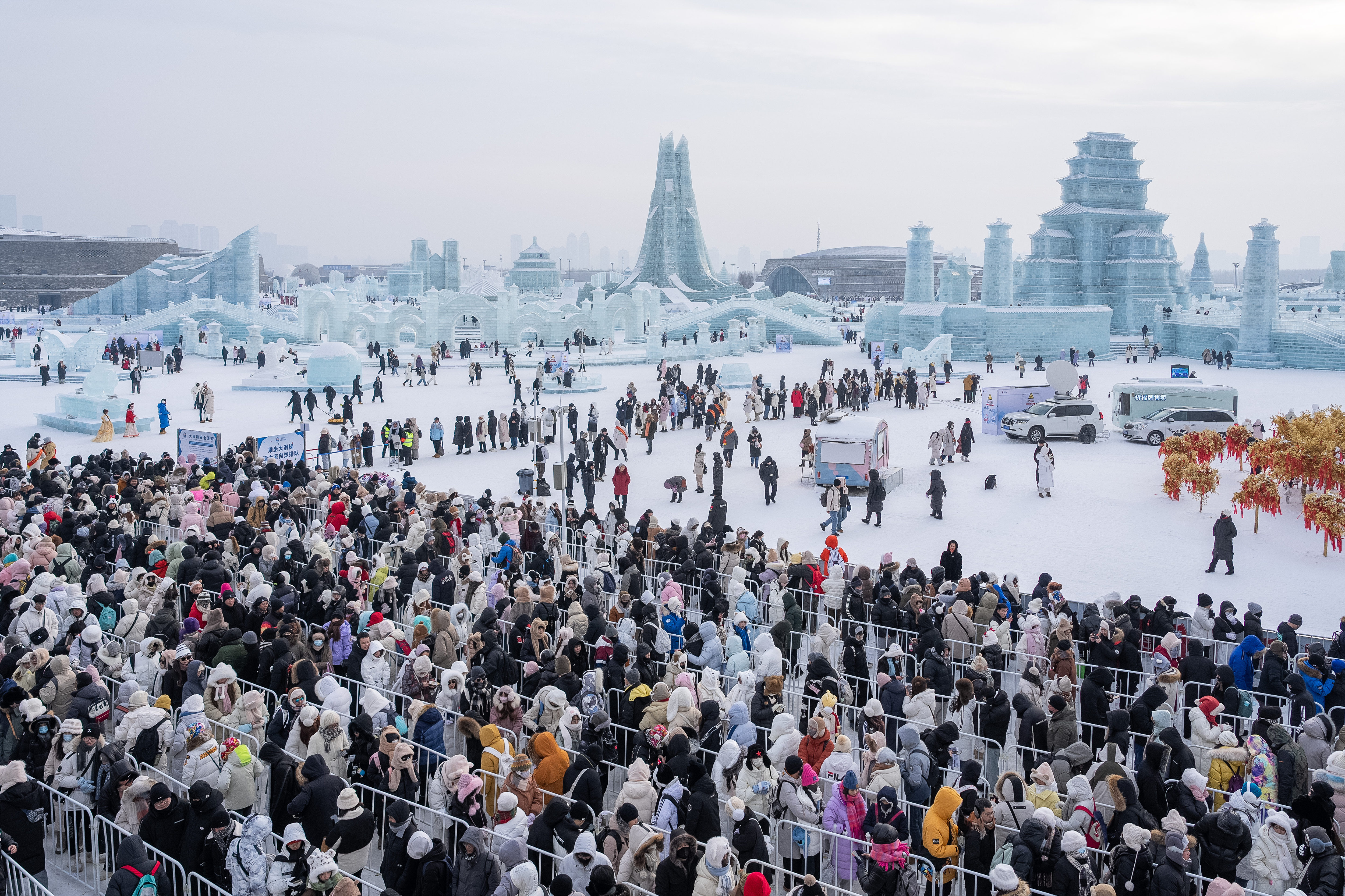 冰雪大世界的奇幻之旅，游客排队的独特风景线