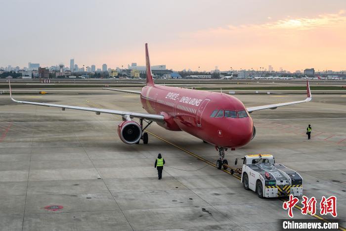 美国航空公司恢复航班运行，航空交通逐步恢复正常