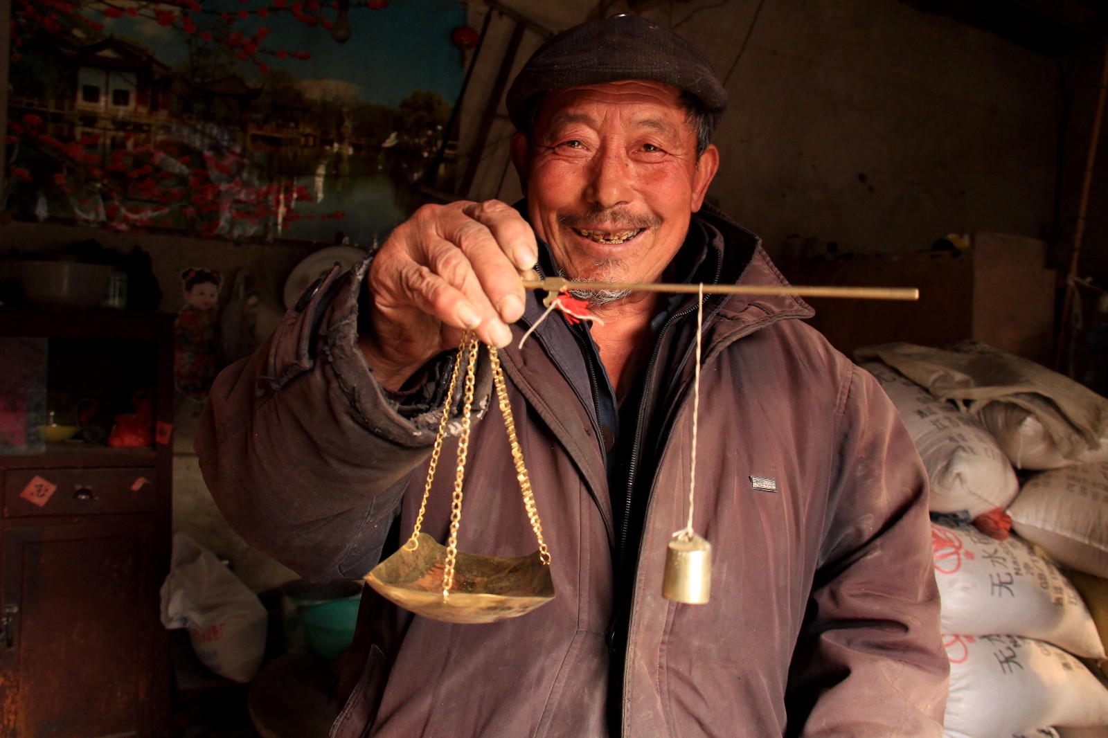 8旬老人匠心独运，耗时半月自制十二生肖秤，传承千年文化魅力