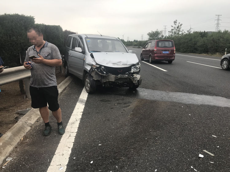 夫妻高速争吵引发悲剧，车祸与爆胎的警示——星星之下的警醒故事