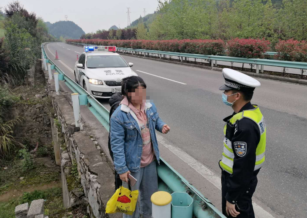 警方披露，19岁女生遭司机遗弃高速事件全程回顾