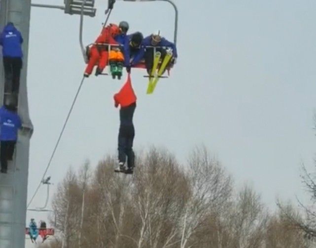 张家口云顶滑雪场发生游客坠落事故，滑雪安全引关注