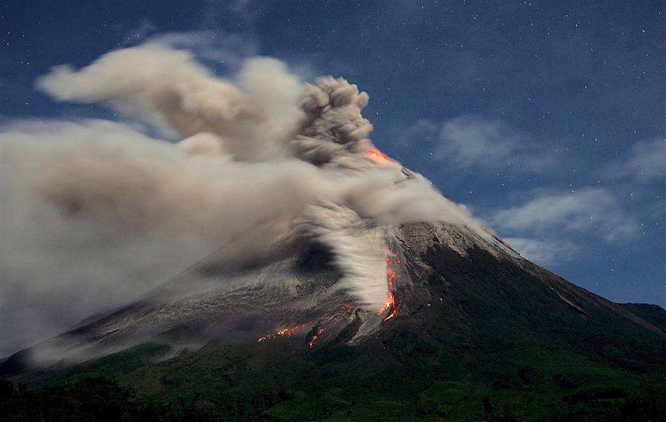 伊布火山喷发壮观景象，灰柱直冲云霄，高度达三千米