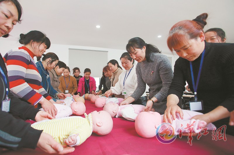 新时代家庭挑战，月嫂短缺引发婆婆培训班热潮