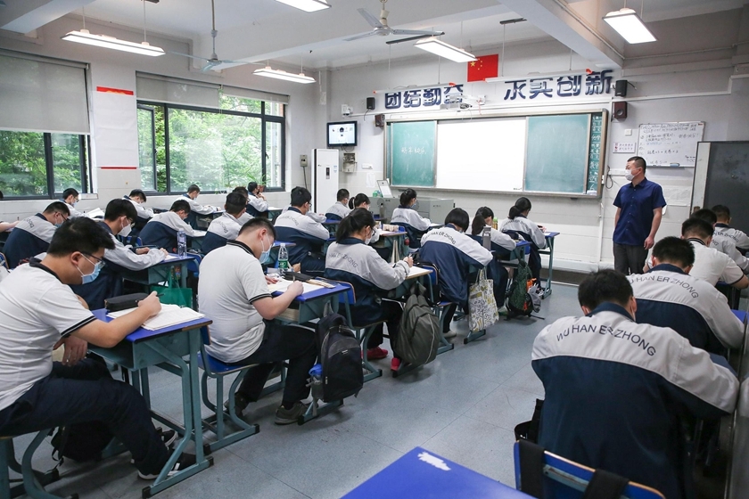 武汉高中五学子荣获牛津大学预录取资格，学校全球声誉再显光芒