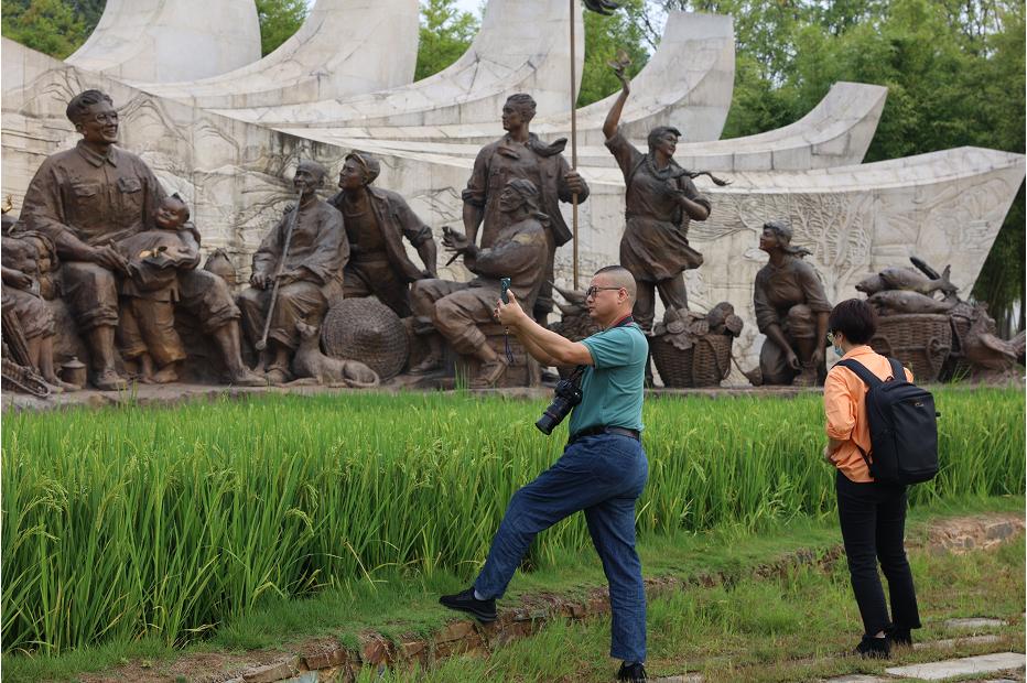 春节文旅消费活力涌动，节日氛围与消费热情的完美交融