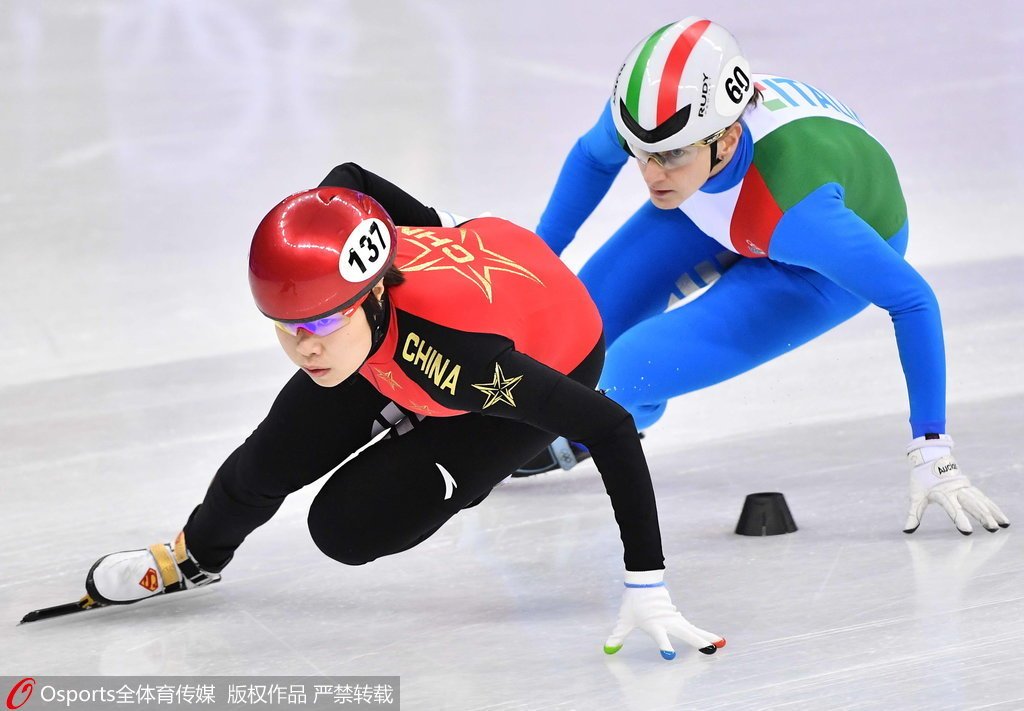 中国队在短道速滑女子3000米接力中勇夺金牌，荣耀时刻！