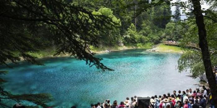 九寨沟景区推出优惠政策，四十岁以上游客免门票，美丽之旅大门开启