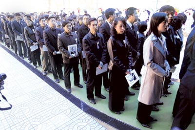 遇害女学生追悼仪式举行，怀念与反思并行之际