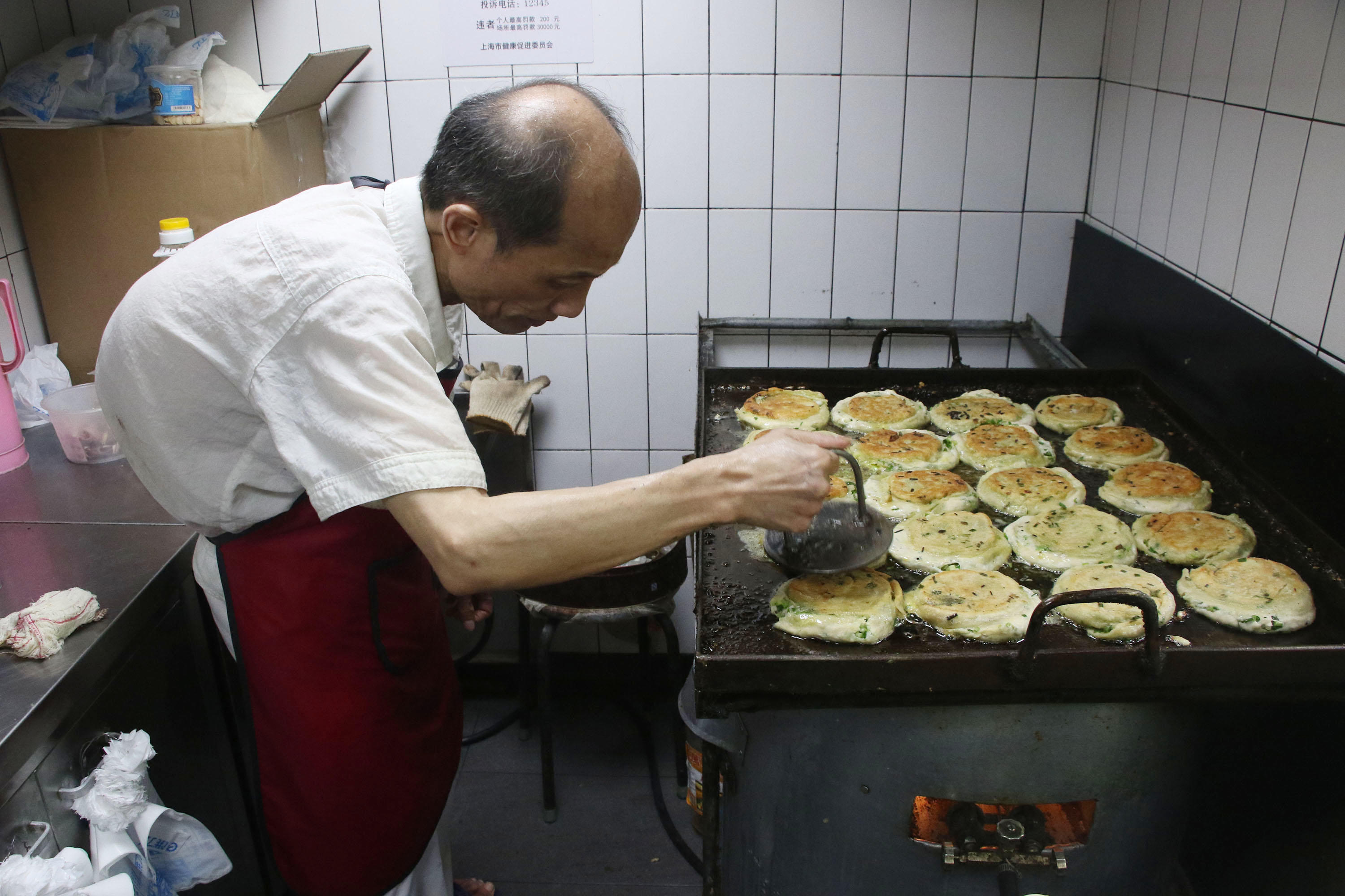 葱油饼老板因特技跳投卖饼走红，美食背后的梦想邂逅之旅