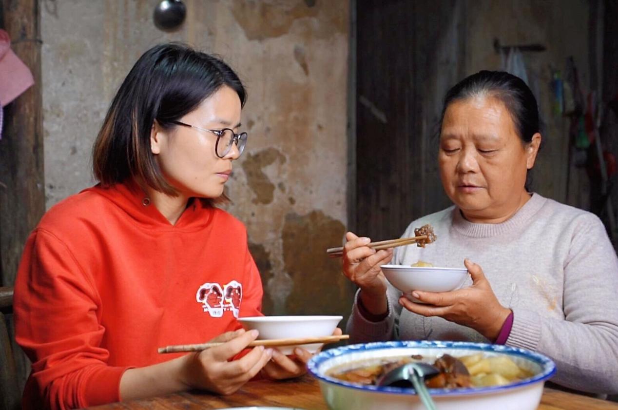 婆婆十三年如一日的坚持，每日送饭温暖守护店儿媳的温情故事