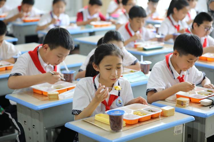 上海中小学全面实施AB制午餐模式，探索与实践之路