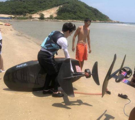 神秘海洋生物现身海边，敖丙二叔形象引热议