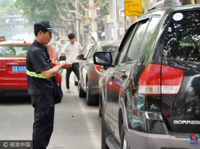 早高峰特殊停车，司机马路中央的早餐时光